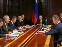 Медведев пообещал поддержку компаниям, подпавшим под санкции