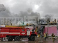 Двухэтажный магазин горит на площади 800 квадратных метров в Нижневартовске