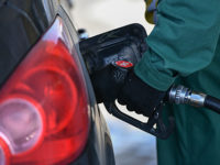 Ценам на бензин в России предсказали падение